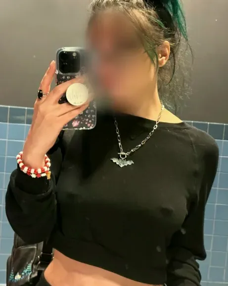 Isabella, 28